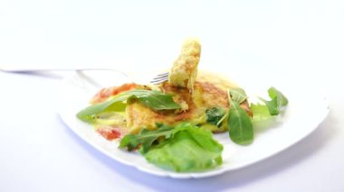 Sebzeli omlet ve roka.