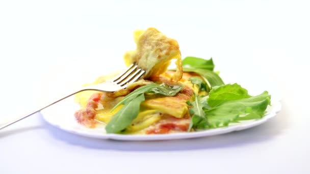 油炸家庭煎蛋卷，盘子里放蔬菜和牛油果 — 图库视频影像