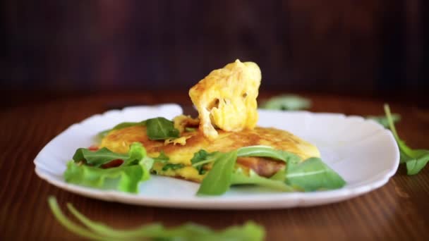 Смажений домашній омлет з овочами і руколою в тарілці — стокове відео