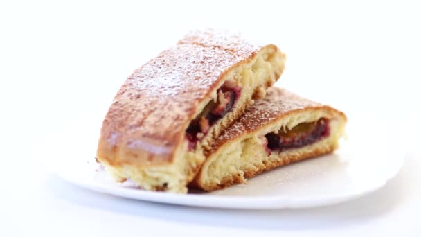 Sweet baked homemade plum cake with icing sugar — Stock Video
