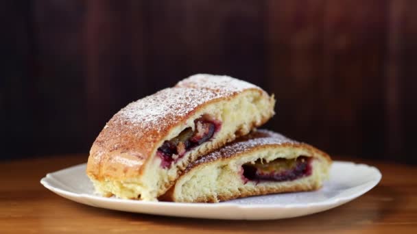 Torta di prugne fatta in casa dolce con zucchero a velo — Video Stock