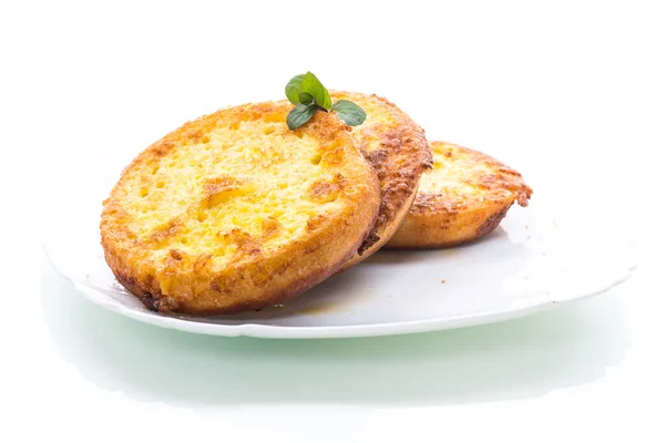 Ronde Brood Croutons Gebakken Beslag Een Plaat Geïsoleerd Witte Achtergrond — Stockfoto