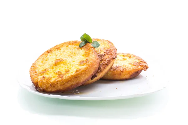 Ronde Brood Croutons Gebakken Beslag Een Plaat Geïsoleerd Witte Achtergrond — Stockfoto