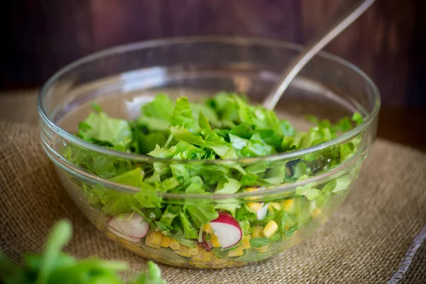 Vårsallad Från Tidiga Grönsaker Salladsblad Rädisor Och Örter Träbordet — Stockfoto