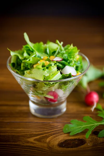 Salada Primavera Legumes Primitivos Folhas Alface Rabanetes Ervas Prato Mesa — Fotografia de Stock