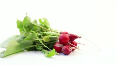 Beyaz arka planda kırmızı turp.