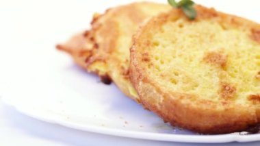 Tabakta hamurda kızartılmış yuvarlak ekmek parçaları.