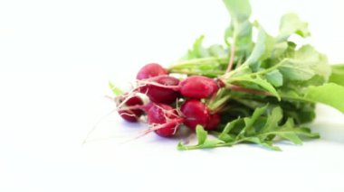 Beyaz arka planda kırmızı turp.