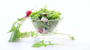 Erken sebzelerden bahar salatası, marul yaprakları, turplar ve bir tabakta otlar.
