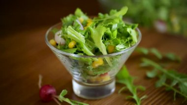 Erken sebzelerden gelen bahar salatası, marul yaprakları, turplar ve bitkiler masada.