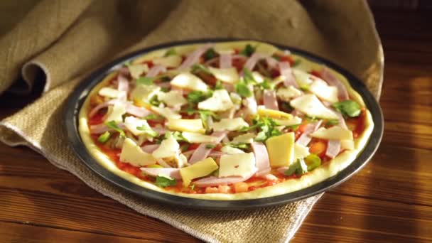 Rauwe pizza met diverse vulling in een metalen vorm — Stockvideo