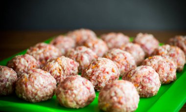 Etli köfte, havuçlu domuz eti ve tepside pilav.