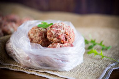 Sığır etinden donmuş çiğ köfte ve havuçlu domuz eti ve selofan torbada pilav.