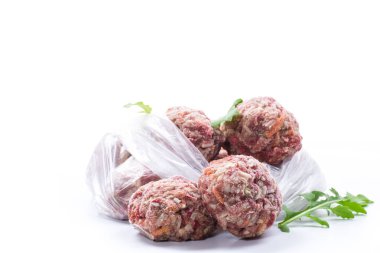 Biftek ve domuz etinden donmuş çiğ köfte ve beyaz arka planda izole edilmiş havuç ve pirinç.