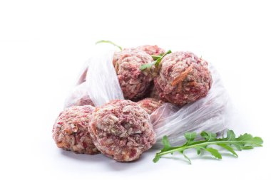 Biftek ve domuz etinden donmuş çiğ köfte ve beyaz arka planda izole edilmiş havuç ve pirinç.