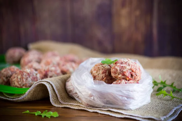 牛肉と豚肉の冷凍生ミートボールニンジンと米をセロハン袋に入れて — ストック写真