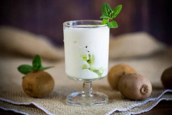 Homemade Sweet Yogurt Slices Ripe Green Kiwi Glass Table — Stock Photo, Image