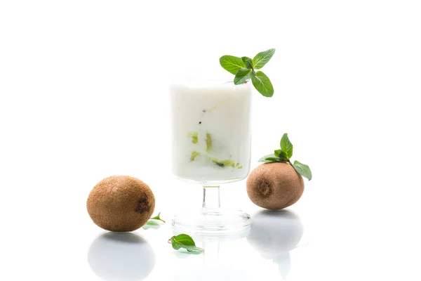 Zelfgemaakte Zoete Yoghurt Met Schijfjes Rijpe Groene Kiwi Een Glas — Stockfoto