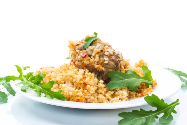 Kokta Bulgur Groats Med Grönsaker Och Köttbullar Platta Isolerad Vit — Stockfoto