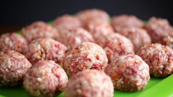 Rauwe gehaktballen van rundvlees en varkensvlees met wortelen en rijst — Stockvideo