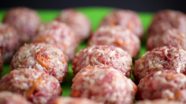 Råa köttbullar från nötkött och fläsk med morötter och ris — Stockvideo