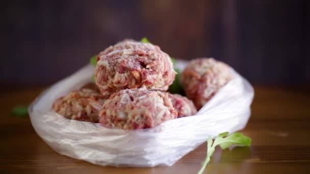 Bevroren rauwe gehaktballen van rundvlees en varkensvlees met wortelen en rijst — Stockvideo