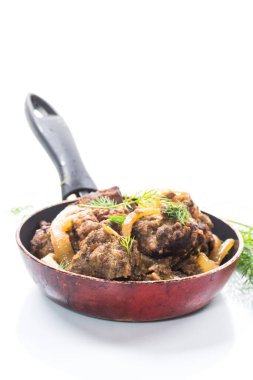 Beyaz arka planda soğanlı kızarmış ciğer ve dereotu.