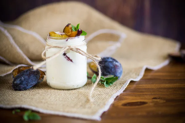 Hemgjord Söt Yoghurt Med Skivor Mogna Plommon Ett Glas Ett — Stockfoto