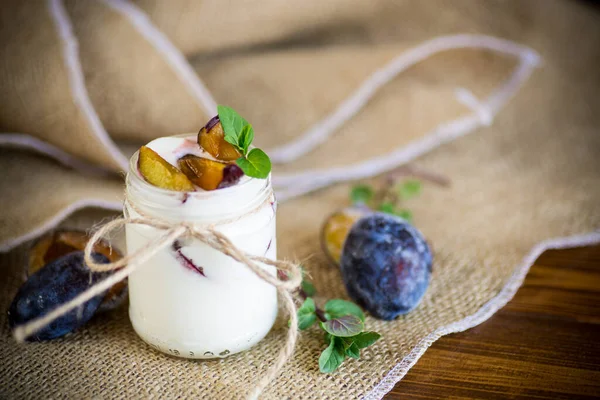 Homemade Sweet Yogurt Slices Ripe Plums Glass Table — Stock Photo, Image