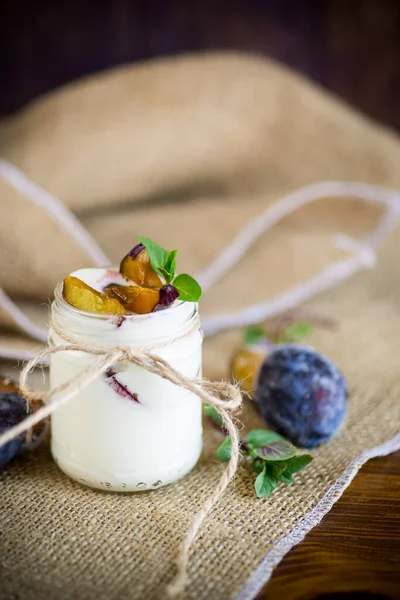 Homemade Sweet Yogurt Slices Ripe Plums Glass Table — Stock Photo, Image