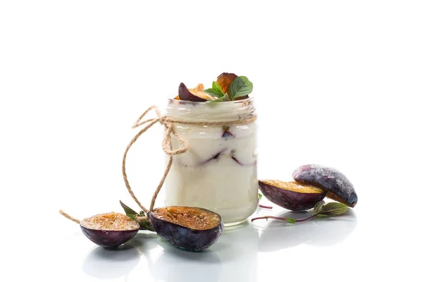 Yogurt Dolce Fatto Casa Con Fette Prugne Mature Bicchiere Isolato — Foto Stock