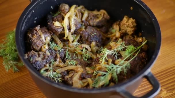 Hígado de res frito con cebolla y hierbas — Vídeo de stock
