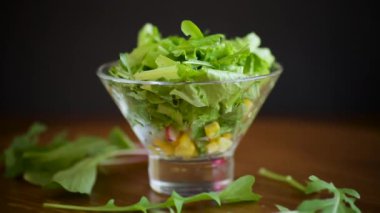 Erken sebzelerden gelen bahar salatası, marul yaprakları, turplar ve bitkiler masada.