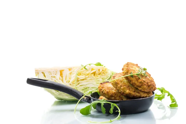 Frittelle Vegetariane Vegetariane Fritte Cavolo Nella Padella Isolate Sfondo Bianco — Foto Stock