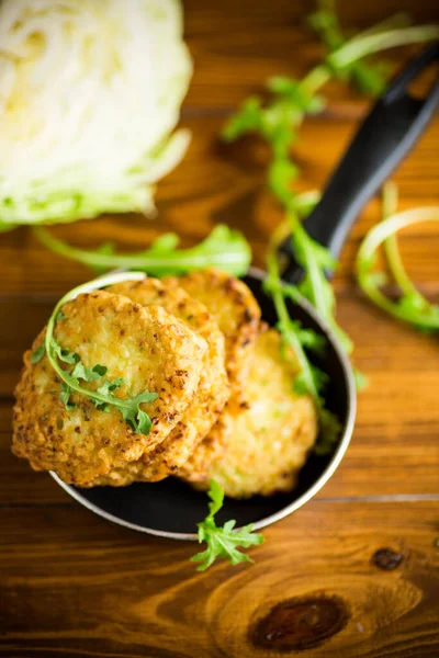 Groente Vegetarische Gebakken Kool Pannenkoeken Pan Een Houten Tafel — Stockfoto