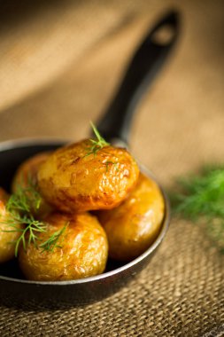 Masadaki tavada kızartılmış taze patates.