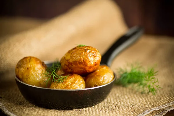 Batatas Jovens Fritas Inteiras Uma Panela Mesa — Fotografia de Stock