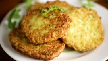 Sebzeli vejetaryen kızarmış lahana krepleri beyaz arka planda izole edilmiş bir tabakta.