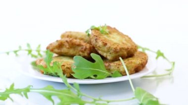 Sebzeli vejetaryen kızarmış lahana krepleri beyaz arka planda izole edilmiş bir tabakta.