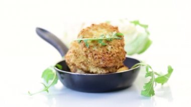 Sebzeli vejetaryen kızarmış lahana krepleri tavada