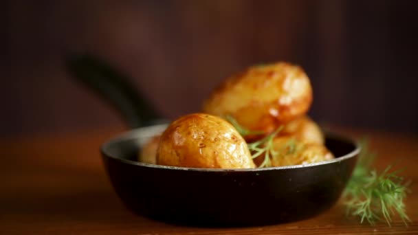 Batatas Jovens Fritas Inteiras Uma Panela Mesa — Vídeo de Stock