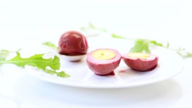 Salamura edilmiş tavuk yumurtaları ve pancar salamurası.