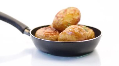 Tavada kızarmış taze patates.