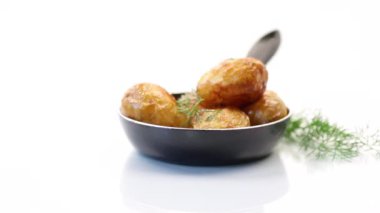 Tavada kızarmış taze patates.