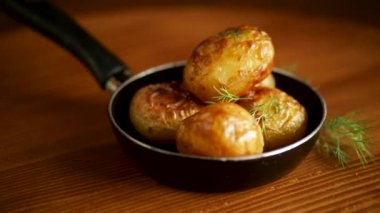 Tavada kızarmış taze patates.