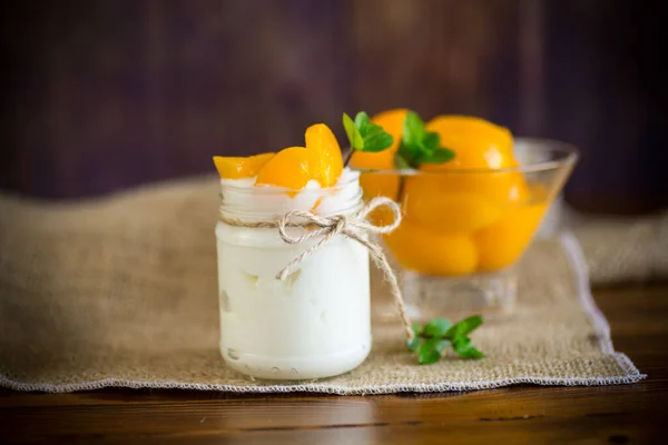 Yogur Dulce Casero Con Rodajas Duraznos Escabeche Frasco Vidrio Sobre —  Fotos de Stock