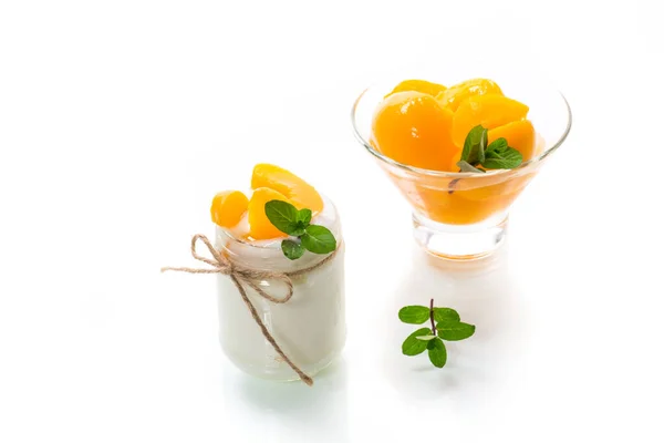 Hemgjord Söt Yoghurt Med Skivor Inlagda Persikor Glasburk Isolerad Vit — Stockfoto