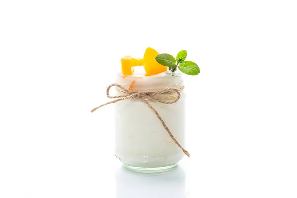 自制甜酸奶 有几片腌制桃子 装在玻璃瓶中 白色背景隔离 — 图库照片