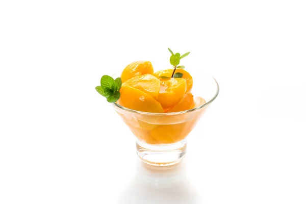 Süße Aprikosen Sirup Einer Glasschüssel Isoliert Auf Weißem Hintergrund — Stockfoto