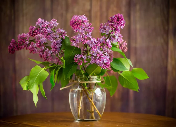 Buquê Belos Lilases Florescentes Vaso Uma Mesa Madeira — Fotografia de Stock